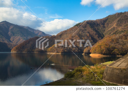 秋葉滿溢的九頭龍湖 108761274