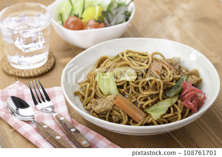 Yakisoba (sauce Yakisoba) 108761701