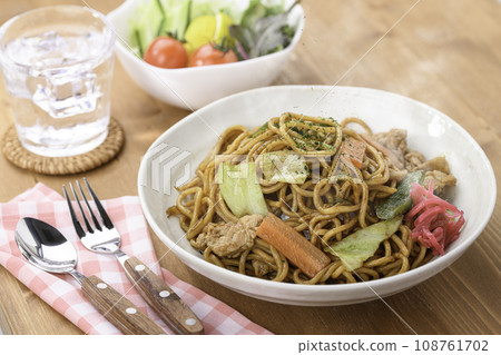 Yakisoba (sauce Yakisoba) 108761702