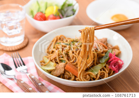 炒麵（醬炒麵） 把麵條提起 108761713