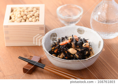 營養豐富的水煮羊棲菜、大豆和冷清酒 營養豐富的水煮羊棲菜、大豆和冷清酒 108761803