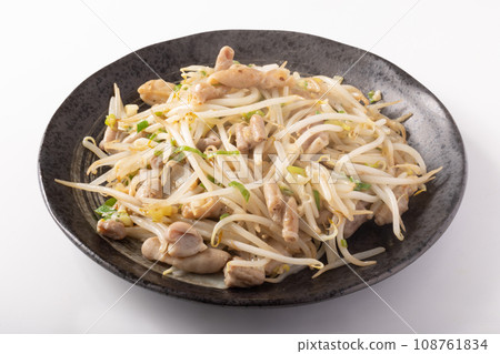 Stir-fried pork offal with salted bean sprouts and green onions 108761834