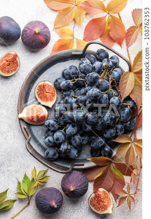 Fresh ripe figs and dark grapes 108762353