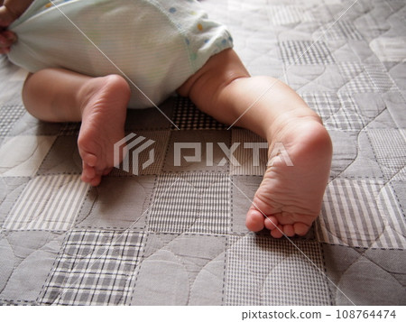 baby's swaying feet 108764474
