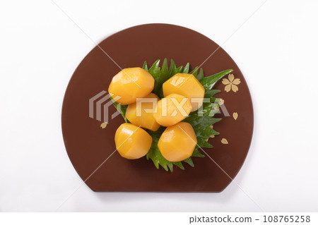 Sweet-baked chestnuts Sweet-baked chestnuts 108765258