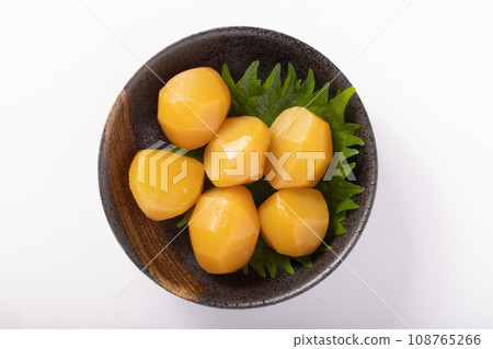 Sweet-baked chestnuts 108765266
