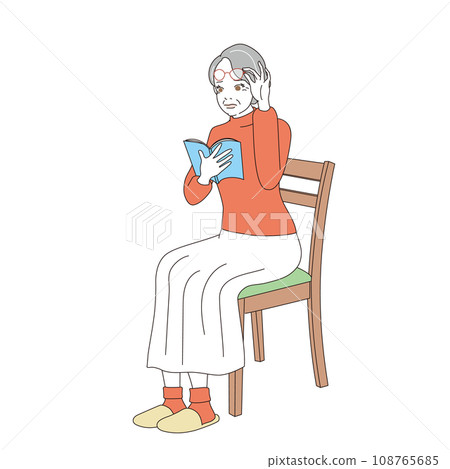 優雅的高級女性坐在椅子上讀書 優雅的高級女性坐在椅子上讀書 108765685