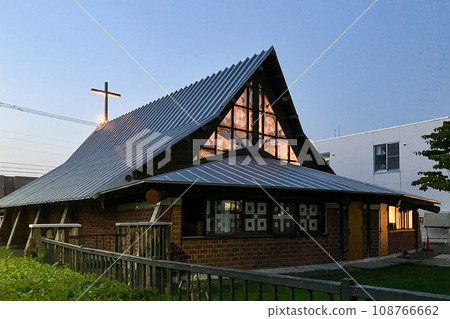 札幌聖米迦勒教堂,日本聖公會北海道教區,札幌市東區,夏夜,斜對著街道。 札幌聖米迦勒教堂,日本聖公會北海道教區,札幌市東區,夏夜,斜對著街道。 108766662