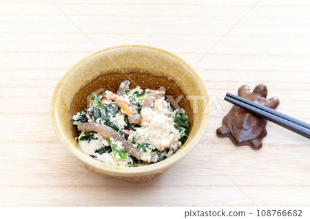 Whispers of spinach 108766682