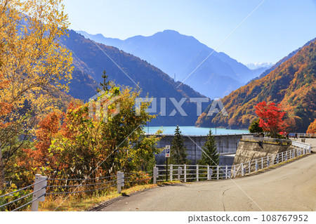 Autumn leaves of Takase Valley 108767952