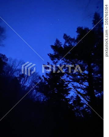 Calm and cold sky before sunrise 108768364