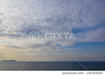 瀨戶內海和伊吹島上空流動的鱗片雲 108769044