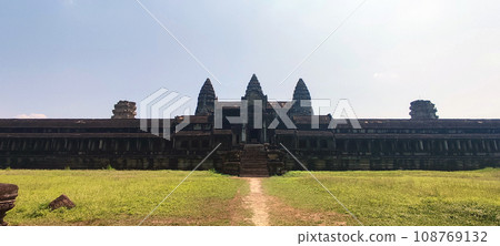 Angkor Wat front view Angkor Wat front view 108769132