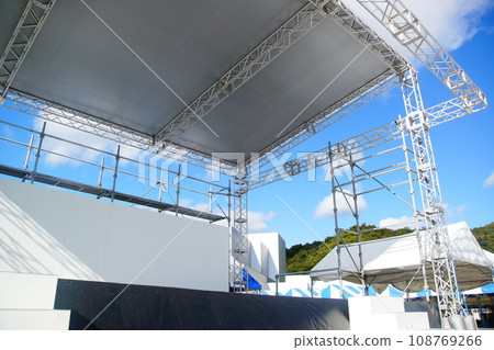 Outdoor stage 108769266