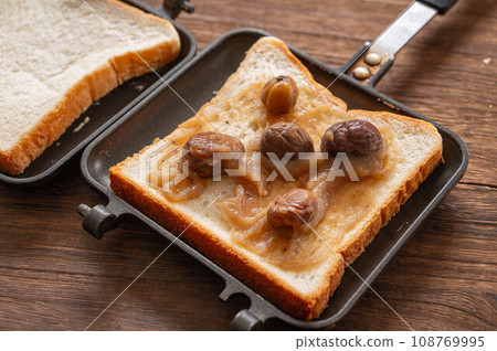 Making hot chestnut sandwiches 108769995