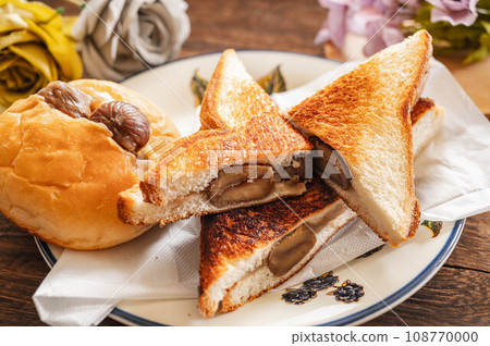 Chestnut hot sandwich and chestnut roll bread Chestnut hot sandwich and chestnut roll bread 108770000