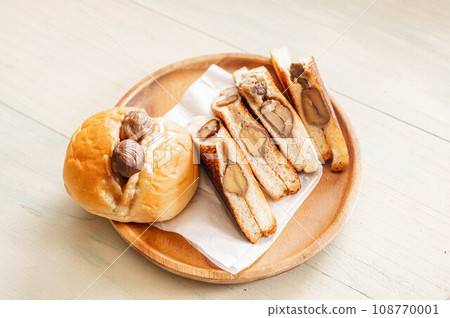 Chestnut hot sandwich and chestnut roll bread Chestnut hot sandwich and chestnut roll bread 108770001