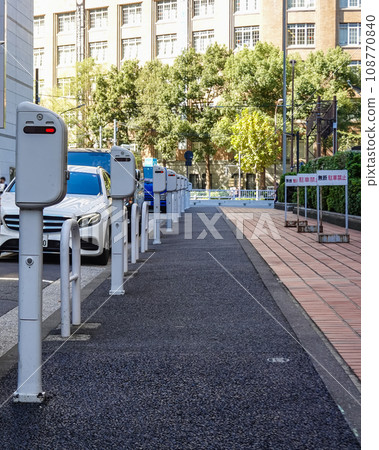 市中心限時停車區的停車計時器和停放的車輛 市中心限時停車區的停車計時器和停放的車輛 108770840