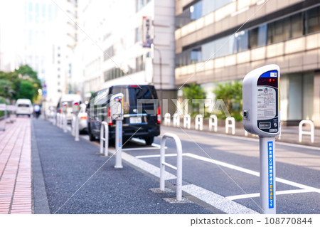 Parking meters and parked vehicles in time-restricted parking areas in the city center Parking meters and parked vehicles in time-restricted parking areas in the city center 108770844