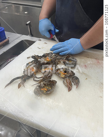 魚販正在處理新鮮的螃蟹 108771125