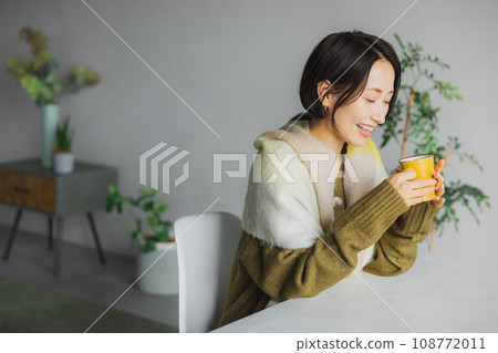 針織的中間女人 針織的中間女人 108772011