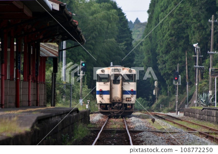 在舊JR日彥山線彥山站搭乘開往小倉的普通列車 在舊JR日彥山線彥山站搭乘開往小倉的普通列車 108772250