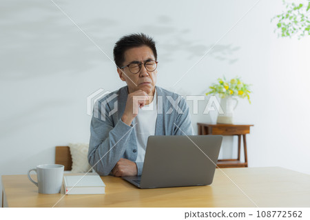 閱讀的中年男子 閱讀的中年男子 108772562