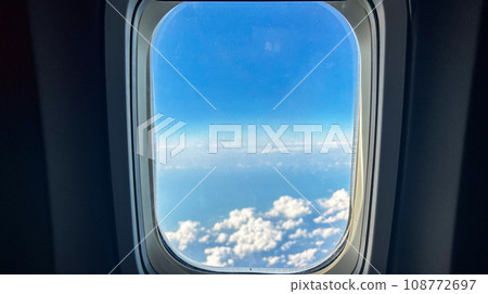 飛機窗、天空和雲彩 飛機窗、天空和雲彩 108772697