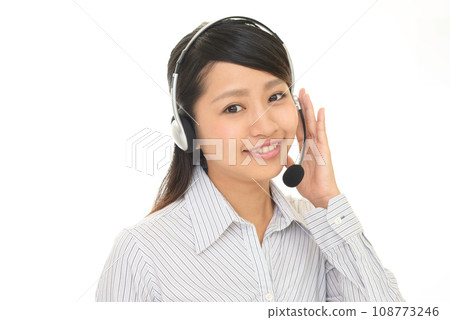 微笑的女操作員 微笑的女操作員 108773246