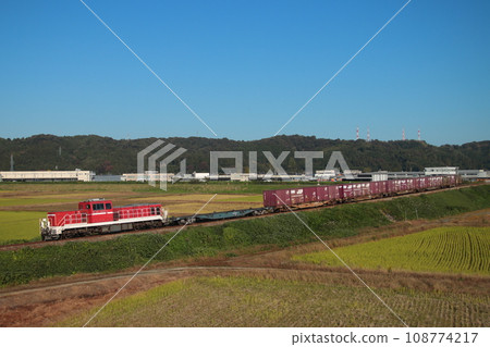 Freight train pulled by DD200-8 running on the Takayama Main Line in autumn weather_Photographed on November 4, 2023 108774217