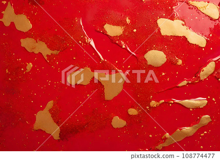 紅色背景與散落的金色油漆 紅色背景與散落的金色油漆 108774477