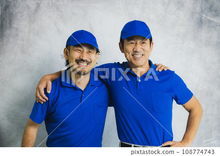Delivery staff carrying luggage 108774743