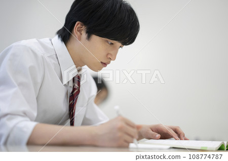 學習攝影的高中男生合作：有明教育藝術專門學校 108774787