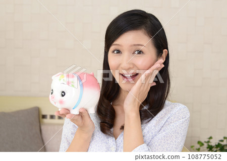 有豬的存錢罐的一名婦女 有豬的存錢罐的一名婦女 108775052