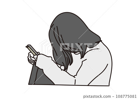 一個看著智能手機感到沮喪的女人 108775081