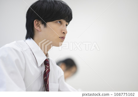 表情嚴肅的高中生攝影合作：有明教育藝術專門學校 108775102