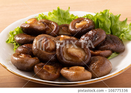 Grilled Shiitake Mushroom with Butter and Soy Sauce 108775336