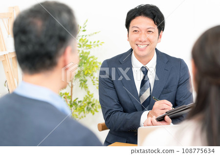 商務面對面商務談判情侶 108775634