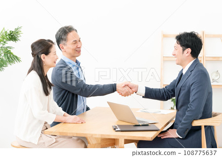 商務面對面商務談判握手 108775637