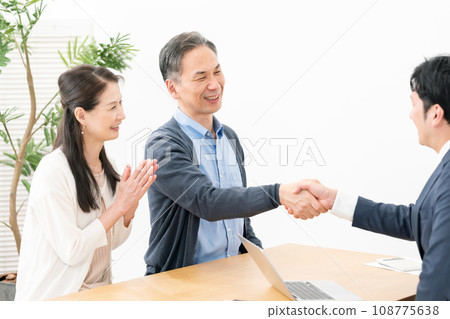 商務面對面商務談判握手 108775638