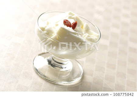 甜點杯中的杏仁豆腐 甜點杯中的杏仁豆腐 108775842