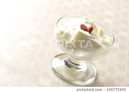 甜點杯中的杏仁豆腐 108775845