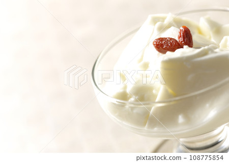 甜點杯中的杏仁豆腐 108775854