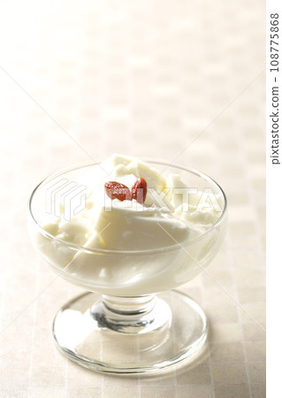 甜點杯中的杏仁豆腐 108775868