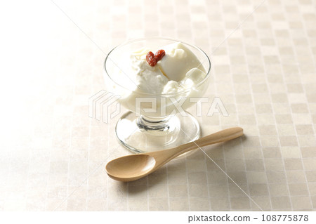 甜點杯中的杏仁豆腐 108775878