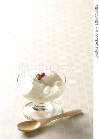 甜點杯中的杏仁豆腐 甜點杯中的杏仁豆腐 108775885