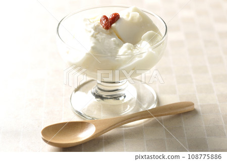 甜點杯中的杏仁豆腐 108775886