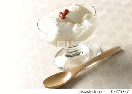 甜點杯中的杏仁豆腐 108775887