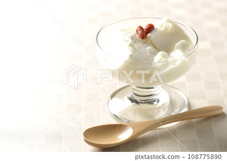 甜點杯中的杏仁豆腐 108775890