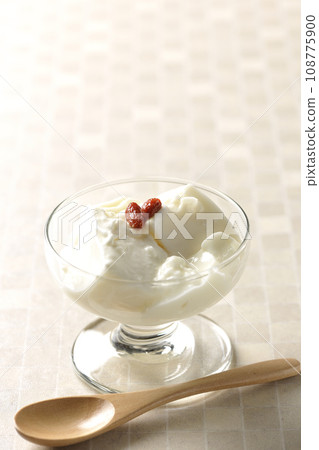 甜點杯中的杏仁豆腐 108775900